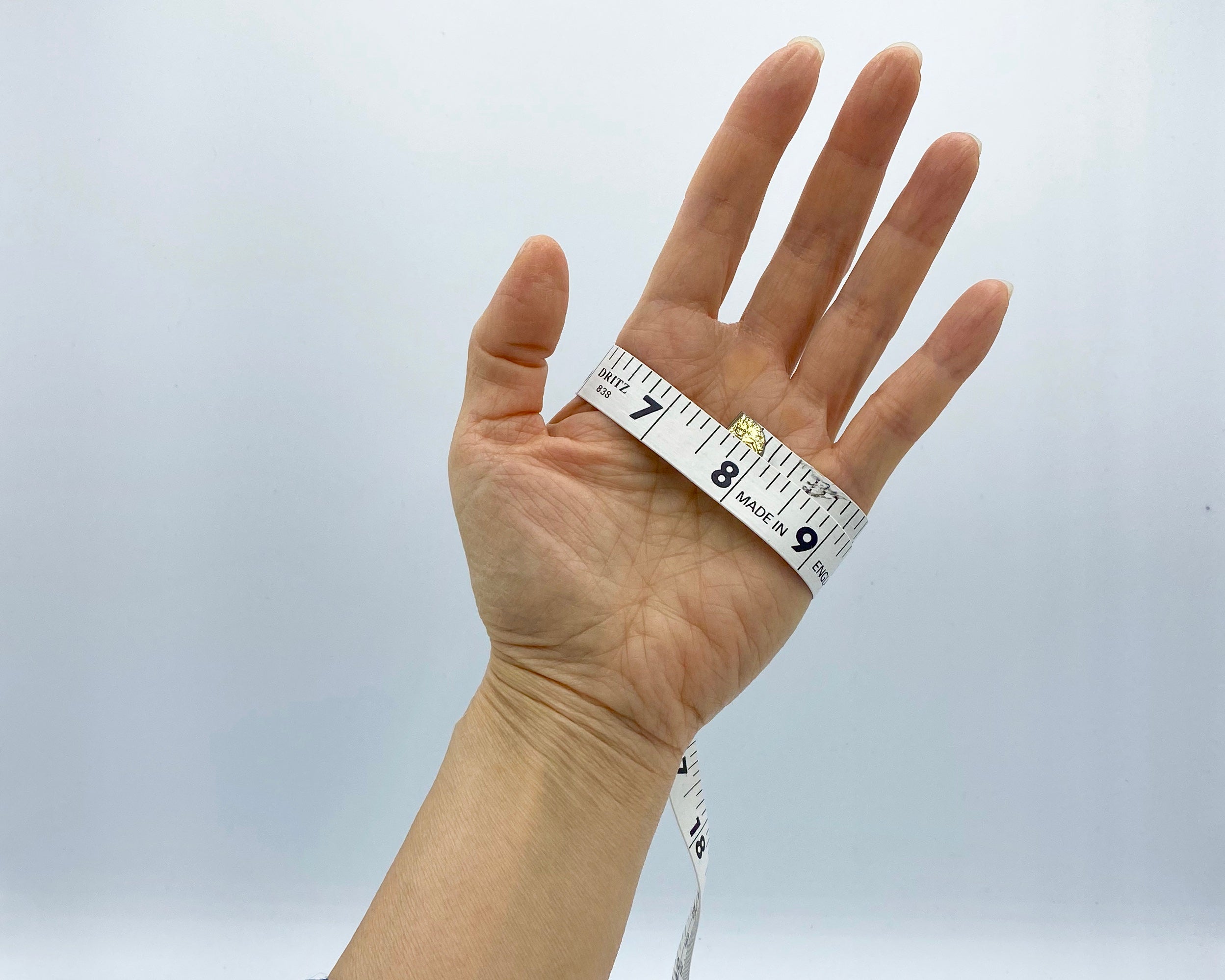 How To Determine Your Fit For Sun Protection Gloves & Arm Sleeves - HELIADES UPF Street Clothing