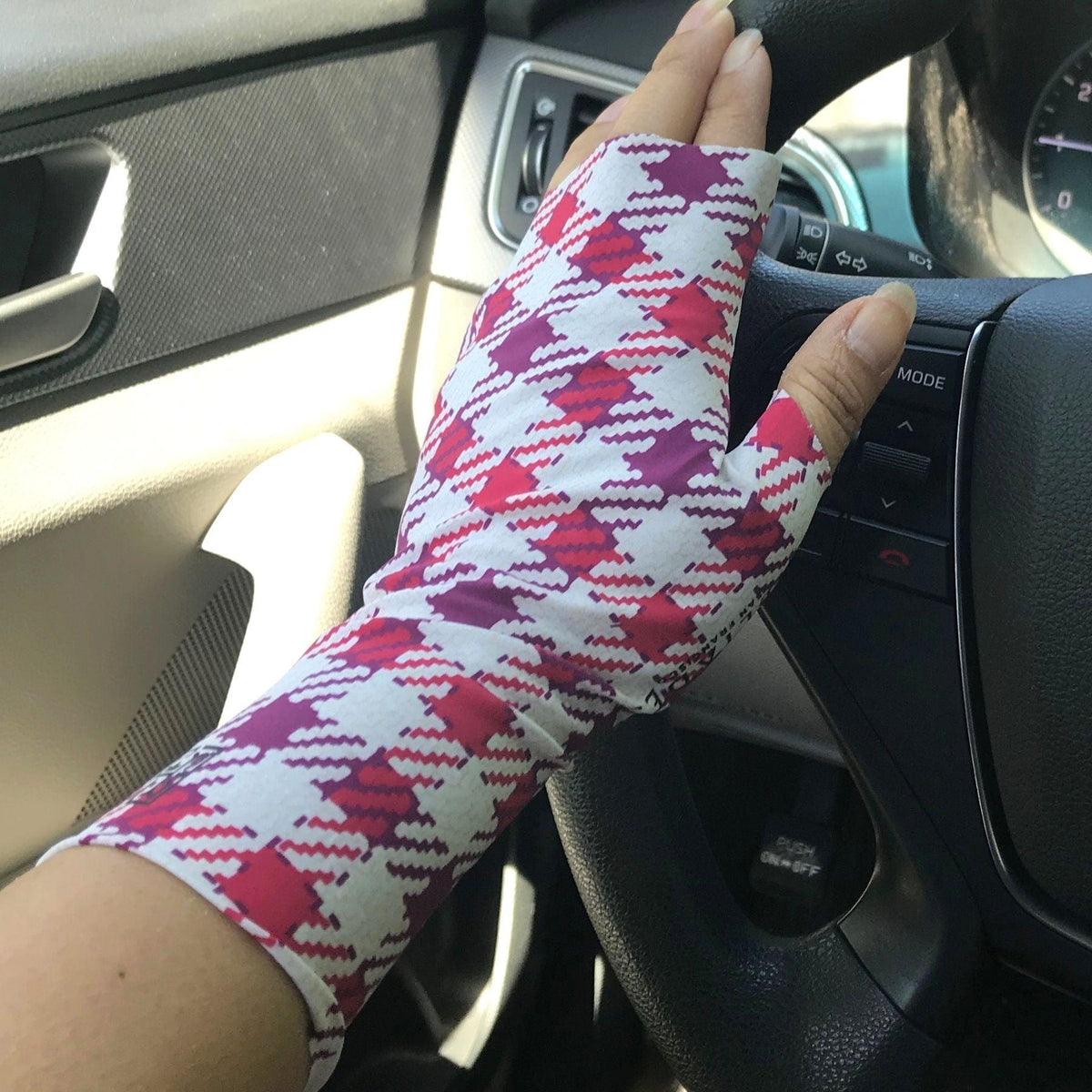 Women's Driving UV Gloves in Coigach Houndstooth Plaid – Heliades Fashion Sun  Protection Clothing