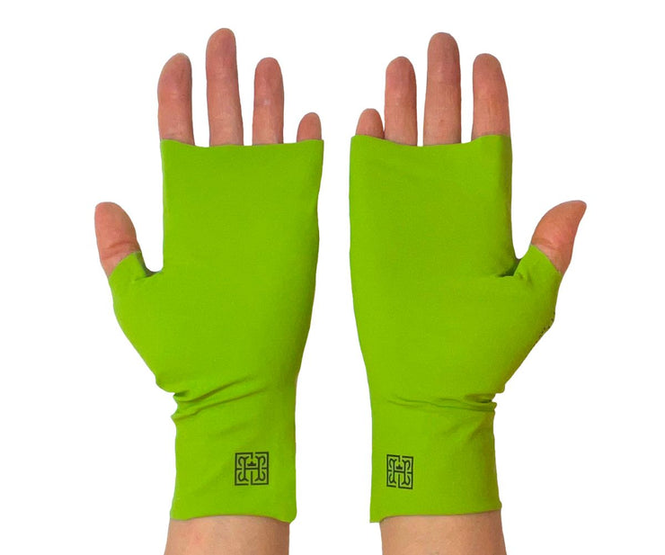 Heliades UPF 50 Sun Protective Clothing UV driving gloves in fashionable spring green color with black trim. These hand gloves are fingerless and seamless